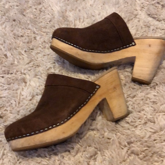 Suede clogs with wood heel. - Picture 3 of 4